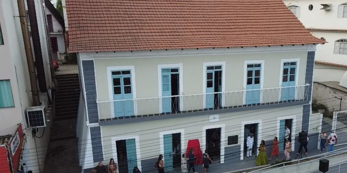 Após 2 anos e 3 meses de obras, Casa da Cultura de Fundão é reinaugurada com investimentos superiores a R$ 1,4 milhão para preservação do patrimônio histórico e fortalecimento da cultura local.