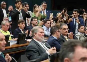 CCJ da Câmara aprova PEC que reduz a maioridade penal de 18 para 16 anos. Proposta segue para comissão especial e depois para votação em plenário.