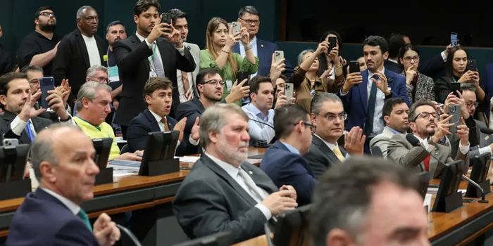 CCJ da Câmara aprova PEC que reduz a maioridade penal de 18 para 16 anos. Proposta segue para comissão especial e depois para votação em plenário.