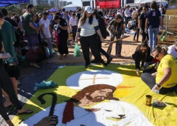 Jovens que participaram da confecção dos tapetes de Corpus Christi em Brasília destacam a importância da amizade, da fé e da convivência presencial em tempos de redes sociais e inteligência artificial.