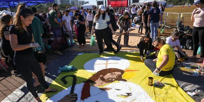 Jovens que participaram da confecção dos tapetes de Corpus Christi em Brasília destacam a importância da amizade, da fé e da convivência presencial em tempos de redes sociais e inteligência artificial.
