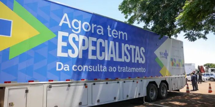 Programa Agora Tem Especialistas inaugura carreta de saúde da mulher em Manguinhos, no Rio de Janeiro. Unidade oferece consultas, mamografias, ultrassonografias e biópsias pelo SUS.