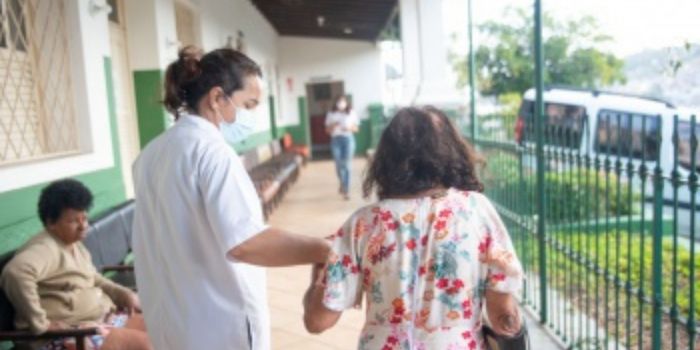 Curso gratuito de Cuidador de Idosos em Vitória está com inscrições abertas. Capacitação do QualificaVix oferece 12 vagas e 160 horas de formação.