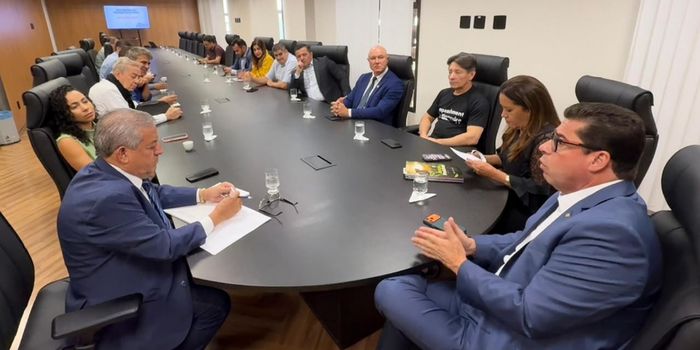 Deputados da Assembleia Legislativa do Espírito Santo recebem orientações sobre legislação eleitoral e deveres parlamentares durante o período de campanha.