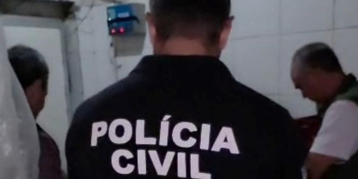 Polícia Civil, Prefeitura de Cariacica e Idaf interditam abatedouro clandestino no bairro Vista Linda. Operação apreendeu cerca de meia tonelada de carne sem inspeção sanitária e quatro suínos.