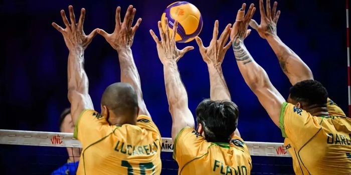 Brasil enfrenta a Itália nesta sexta-feira pela Liga das Nações de Vôlei buscando recuperação após a derrota para a Ucrânia e permanência entre os líderes da competição.