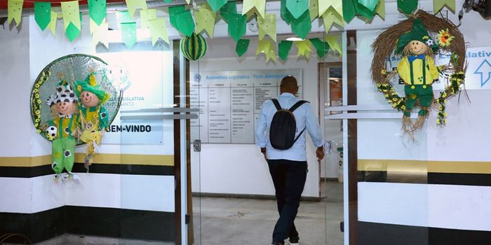 Decoração especial na Assembleia Legislativa une festa junina e Copa do Mundo, transformando os ambientes da Casa em espaços mais acolhedores e festivos para servidores e visitantes.