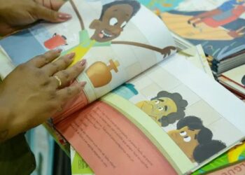 Bienal do Livro promove ações em escolas do Rio de Janeiro com álbum literário inspirado na Copa do Mundo, encontros com escritores e distribuição de livros para alunos.