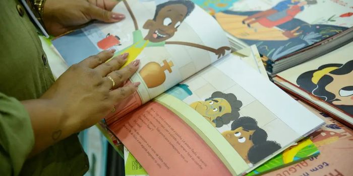 Bienal do Livro promove ações em escolas do Rio de Janeiro com álbum literário inspirado na Copa do Mundo, encontros com escritores e distribuição de livros para alunos.