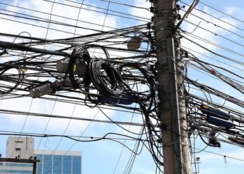 Projeto de lei na Ales propõe a subterraneização gradual da fiação aérea no Espírito Santo, com foco em segurança, organização urbana e valorização de áreas turísticas.