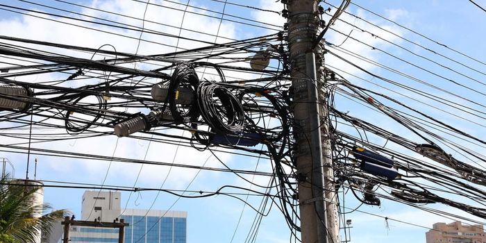 Projeto de lei na Ales propõe a subterraneização gradual da fiação aérea no Espírito Santo, com foco em segurança, organização urbana e valorização de áreas turísticas.