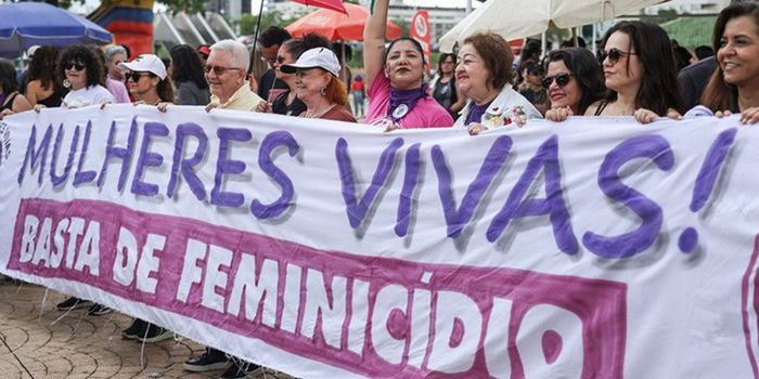 Número de feminicídios caiu 11,45% no Brasil entre abril e maio de 2026. Operações integradas e pacto nacional reforçam combate à violência contra a mulher.