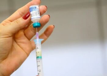 Dose zero da vacina contra o sarampo passa a ser recomendada para bebês após casos registrados em São Paulo; Ministério da Saúde alerta viajantes.