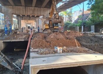 Obras de macrodrenagem do Canal da Costa, em Vila Velha, já superam 70% de execução. Projeto inclui parque linear e busca acabar com alagamentos históricos na Praia da Costa.