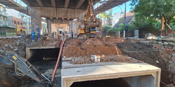 Obras de macrodrenagem do Canal da Costa, em Vila Velha, já superam 70% de execução. Projeto inclui parque linear e busca acabar com alagamentos históricos na Praia da Costa.