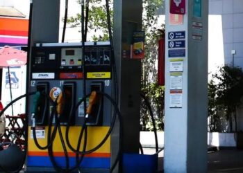 Queda de 1,46% no preço da gasolina ajudou a conter a inflação de maio, segundo o IBGE. Etanol mais barato e subsídios do governo contribuíram para a redução dos combustíveis.