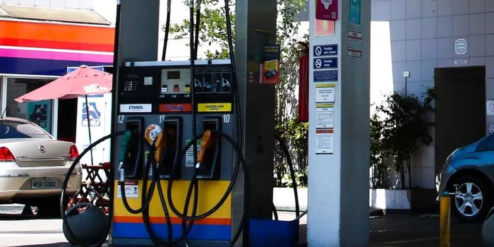 Queda de 1,46% no preço da gasolina ajudou a conter a inflação de maio, segundo o IBGE. Etanol mais barato e subsídios do governo contribuíram para a redução dos combustíveis.