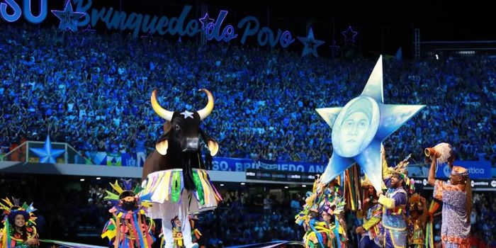 Caprichoso é campeão do Festival de Parintins 2026 ao vencer o Garantido por diferença mínima. Confira como foi a apuração e os quesitos avaliados.