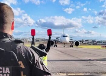 Polícia Federal apreende 107 quilos de drogas e prende 12 pessoas no Aeroporto Internacional de Guarulhos. Ações incluíram flagrantes por tráfico internacional e cumprimento de mandados judiciais.