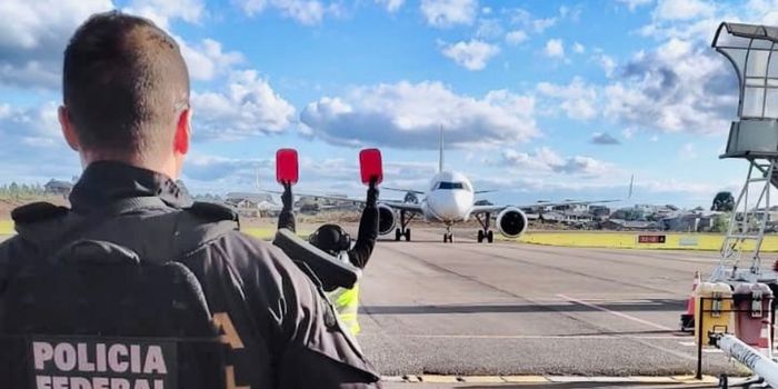 Polícia Federal apreende 107 quilos de drogas e prende 12 pessoas no Aeroporto Internacional de Guarulhos. Ações incluíram flagrantes por tráfico internacional e cumprimento de mandados judiciais.
