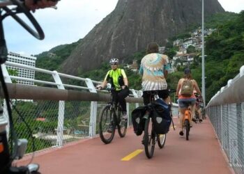 Celebrado em 3 de junho, o Dia Mundial da Bicicleta destaca os benefícios da mobilidade sustentável e reacende discussões sobre ciclovias, segurança e inclusão no Rio de Janeiro.