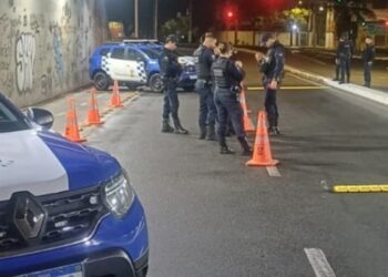 Guarda Municipal de Vitória realiza blitze em dois bairros, identifica 14 infrações e destaca redução de 31% nos acidentes de trânsito.