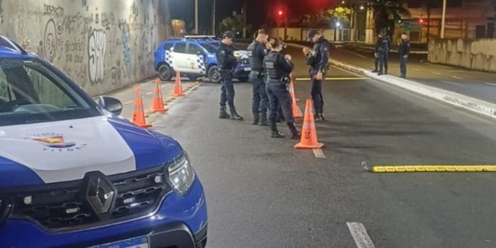 Guarda Municipal de Vitória realiza blitze em dois bairros, identifica 14 infrações e destaca redução de 31% nos acidentes de trânsito.