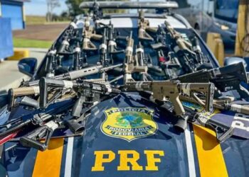 PRF encontra arsenal escondido em caminhão vindo da Argentina e registra a maior apreensão de fuzis da história da corporação.