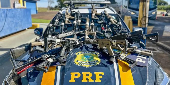 PRF encontra arsenal escondido em caminhão vindo da Argentina e registra a maior apreensão de fuzis da história da corporação.