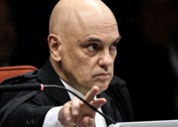 Alexandre de Moraes deu 48 horas para a PGR se manifestar sobre arma registrada em nome de Jair Bolsonaro e apreendida com um de seus seguranças.