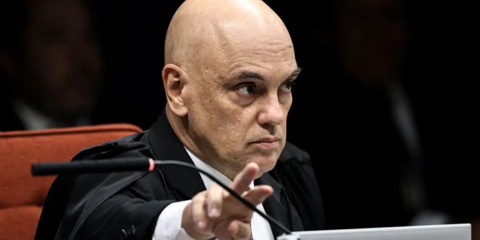 Alexandre de Moraes deu 48 horas para a PGR se manifestar sobre arma registrada em nome de Jair Bolsonaro e apreendida com um de seus seguranças.