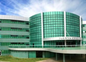 Polícia Civil do Distrito Federal investiga esquema de descontos indevidos em benefícios de aposentados e pensionistas. Operação cumpre prisões e buscas em dois estados.