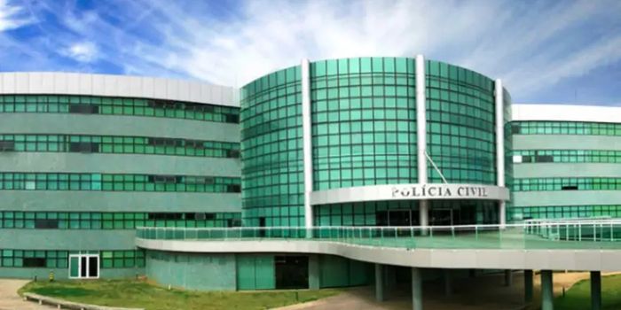 Polícia Civil do Distrito Federal investiga esquema de descontos indevidos em benefícios de aposentados e pensionistas. Operação cumpre prisões e buscas em dois estados.