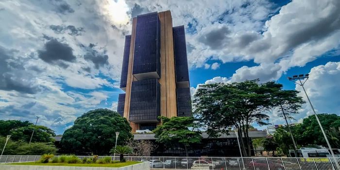 Manifesto assinado por economistas critica a PEC 65/2023, que amplia a autonomia financeira do Banco Central, e alerta para riscos à fiscalização, à dívida pública e à política de juros no Brasil.