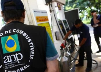 ANP encontrou indícios de preços abusivos em combustíveis e gás de cozinha após mais de 2 mil fiscalizações. Agência ampliará ações de fiscalização em todo o Brasil.