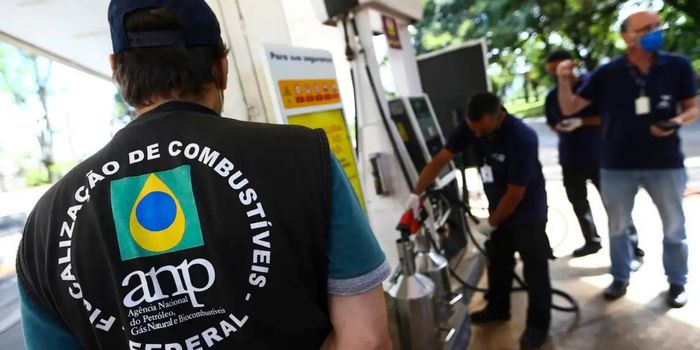ANP encontrou indícios de preços abusivos em combustíveis e gás de cozinha após mais de 2 mil fiscalizações. Agência ampliará ações de fiscalização em todo o Brasil.
