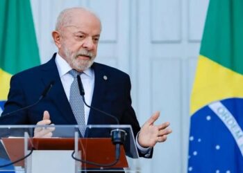Em coletiva na França, Lula pede que Donald Trump respeite a soberania brasileira e não interfira nas eleições do país.