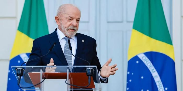 Em coletiva na França, Lula pede que Donald Trump respeite a soberania brasileira e não interfira nas eleições do país.
