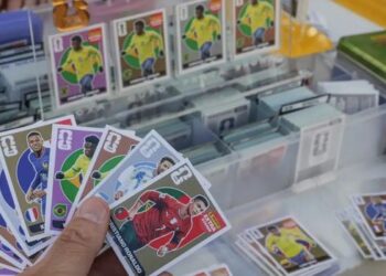 Maior álbum da história das Copas reúne mais de 980 figurinhas. Colecionadores enfrentam altos custos e disputam cromos raros.
