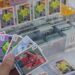 Maior álbum da história das Copas reúne mais de 980 figurinhas. Colecionadores enfrentam altos custos e disputam cromos raros.