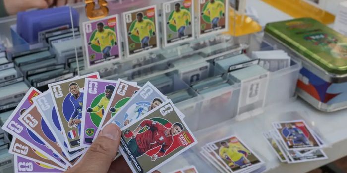 Maior álbum da história das Copas reúne mais de 980 figurinhas. Colecionadores enfrentam altos custos e disputam cromos raros.