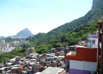 Operação da Polícia Civil no Morro Dona Marta prende suspeitos, provoca tiroteio e deixa passageiro ferido por bala perdida em Botafogo.