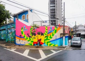 Artista Aline Bispo cria mural em São Paulo para marcar a contagem regressiva de um ano para a Copa do Mundo Feminina de 2027.