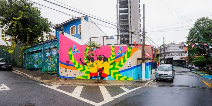 Artista Aline Bispo cria mural em São Paulo para marcar a contagem regressiva de um ano para a Copa do Mundo Feminina de 2027.