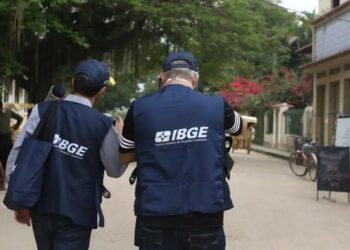 IBGE abre inscrições para 8.238 vagas temporárias no Censo Agropecuário 2026. Salários chegam a R$ 4 mil e inscrições seguem até 1º de julho.