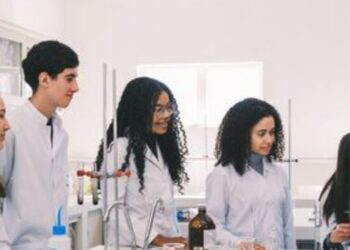 Governo federal sanciona lei que cria política nacional para estudantes com altas habilidades e superdotação, com foco em inclusão e desenvolvimento educacional.