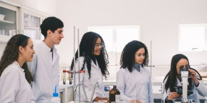 Governo federal sanciona lei que cria política nacional para estudantes com altas habilidades e superdotação, com foco em inclusão e desenvolvimento educacional.