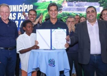 Governo do Espírito Santo anuncia mais de R$ 24 milhões para obras na educação de Guarapari. Investimentos incluem novo CMEI, reformas escolares e modernização do Complexo Educacional CAIC.