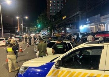 Detran-ES e BPTran retiram 28 condutores sob efeito de álcool das ruas durante operações em Vitória e Vila Velha. Fiscalizações registraram mais de 250 infrações de trânsito.