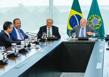 Ministro Alexandre Silveira anuncia proposta para elevar mistura de etanol na gasolina de 30% para 32%. Medida pode reduzir importações, estimular o setor sucroenergético e beneficiar consumidores.